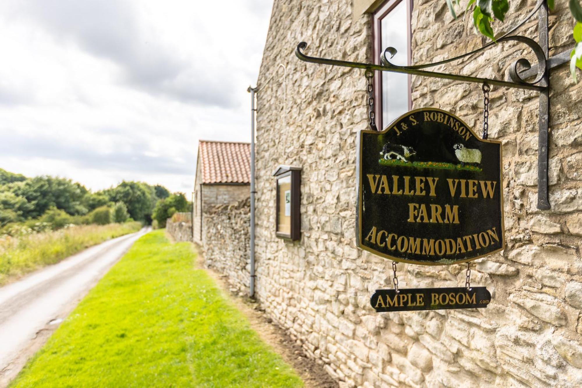Valley View Farm Holiday Cottages ヘルムスリー エクステリア 写真
